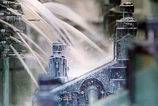 切削液出現浮油怎么解決?切削液出現浮油的三個方面和五種途徑